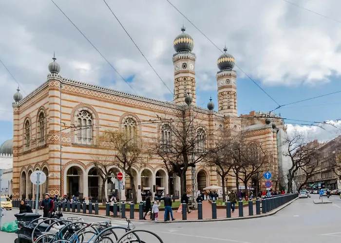 Panni Stylish Two Bedroom Flat By Andrassy Street