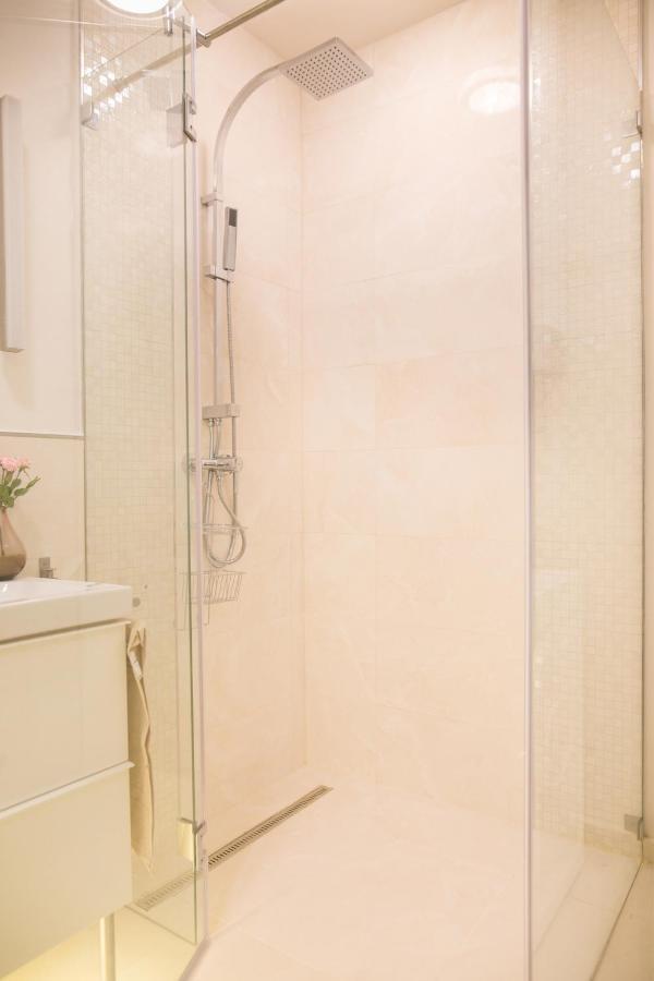 Panni Stylish Two Bedroom Flat By Andrassy Street