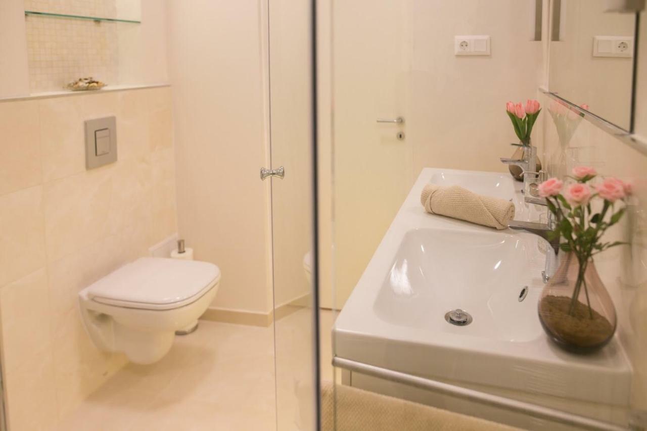 Panni Stylish Two Bedroom Flat By Andrassy Street