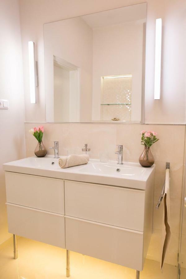 Panni Stylish Two Bedroom Flat By Andrassy Street